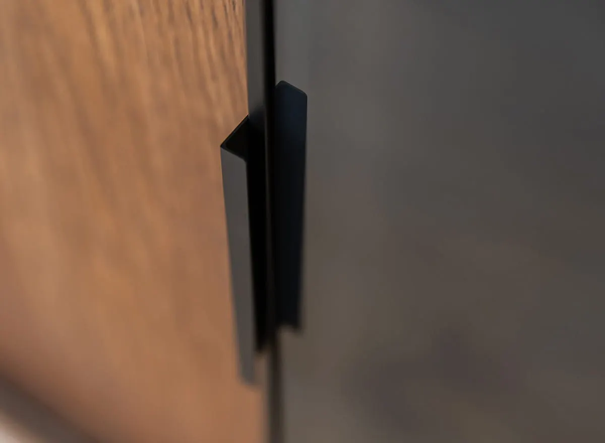 Komoda dębowa MODERN LOFT z przeszklonym barkiem - tabacco - PLMOL01ST