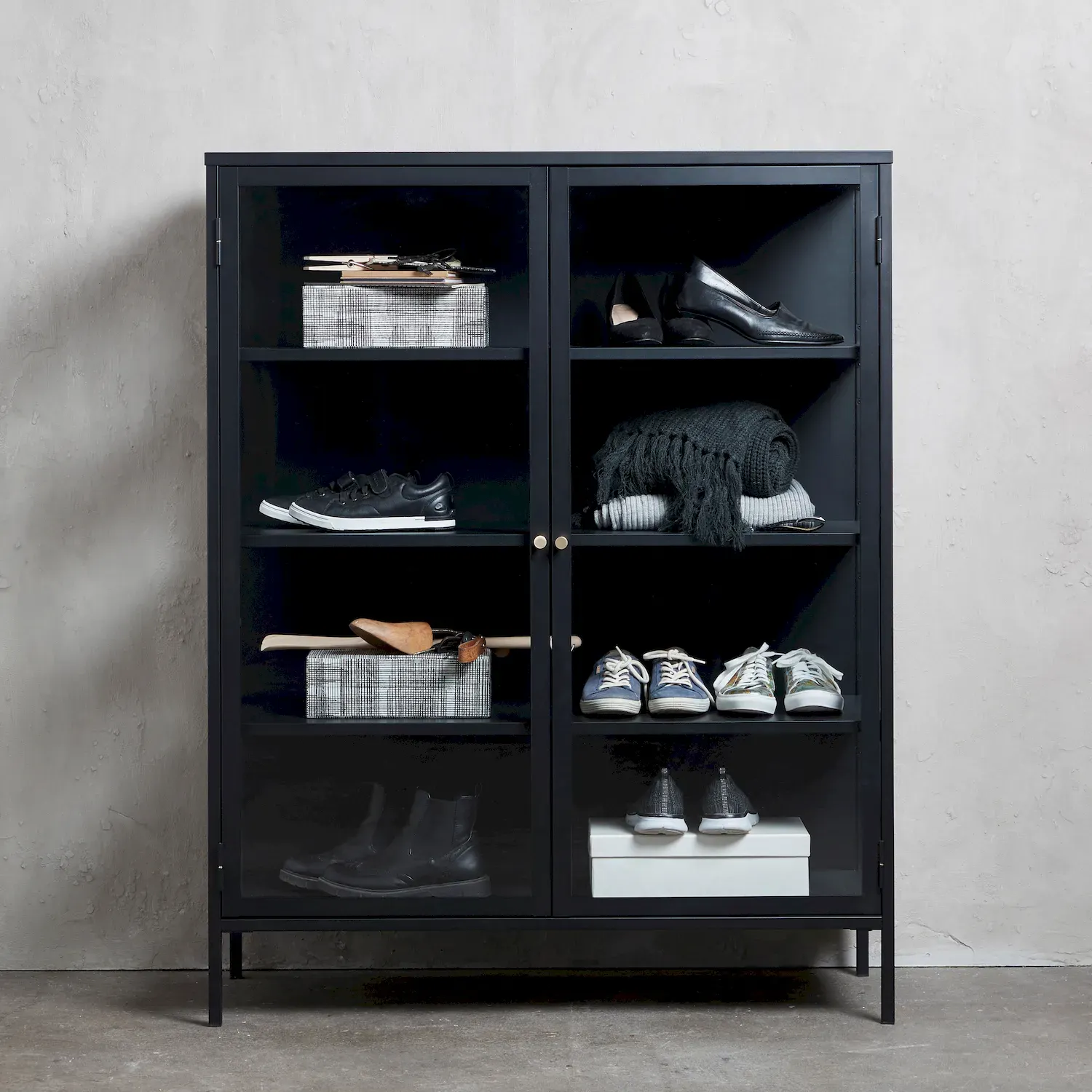 Witryna niska CARMEL 2-drzwiowa z przeszklonymi drzwiami i bokami 140 cm - czarna - UN_42280600