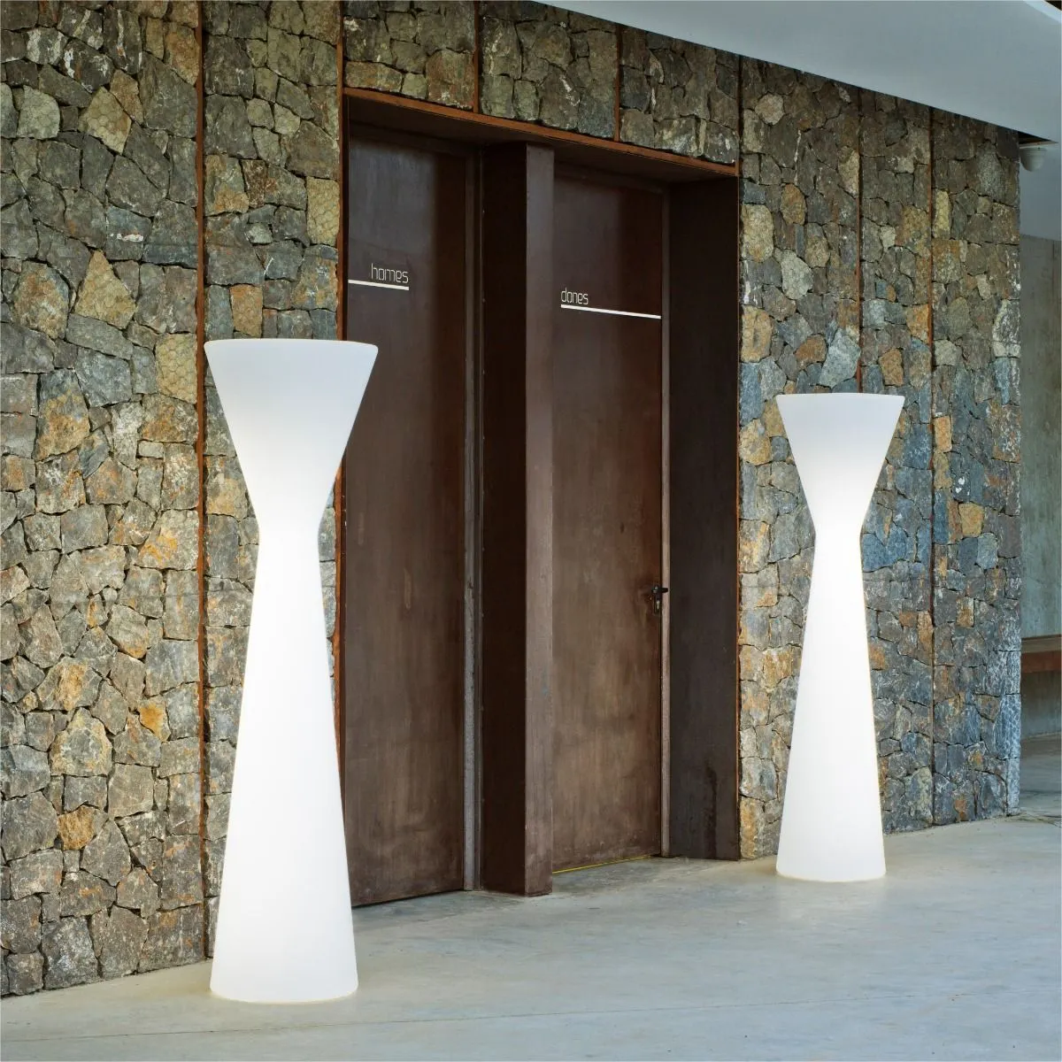 lampa stojąca, lampa dekoracyjna, stojąca lampa, białe światło, wejście do budynku