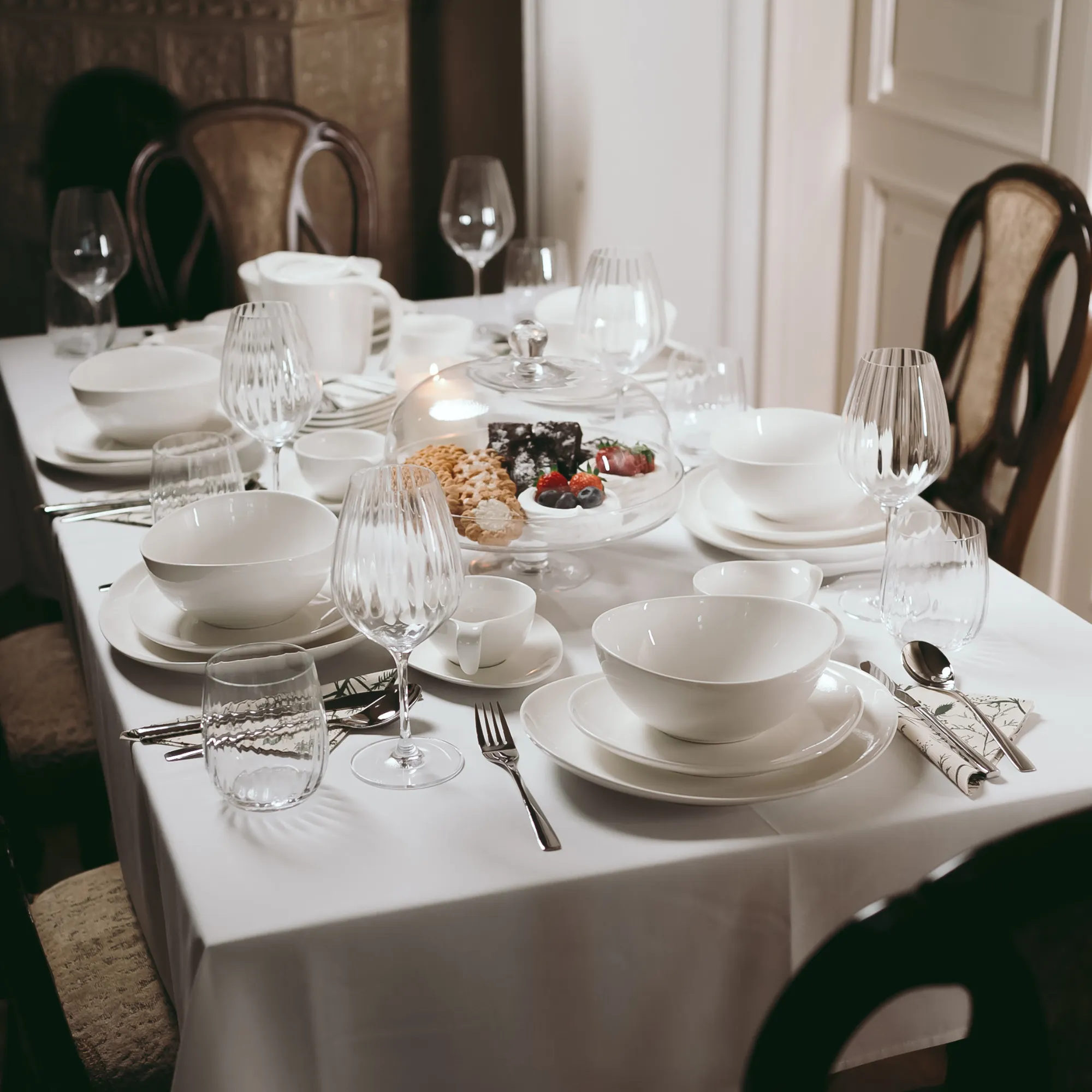 stół, zastawa, naczynia, kieliszki, talerze