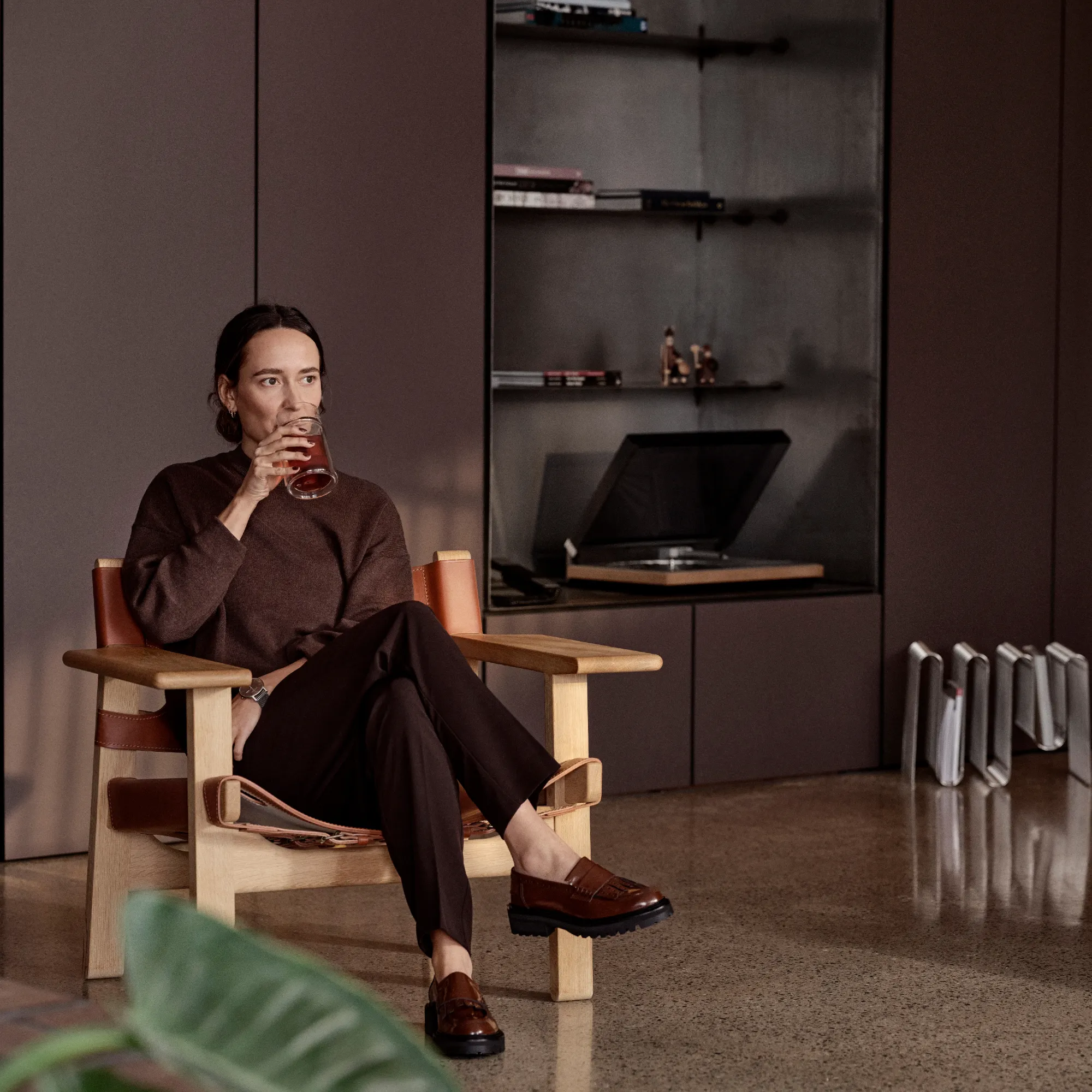 image materiał-drewniany, buty-mokasyny, kolor-brązowy, garniturny-pasuje, wypoczynek-w-domu