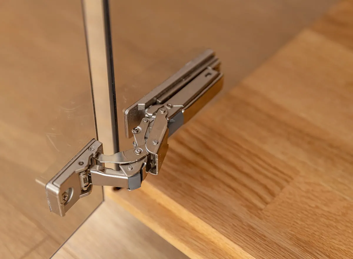 Komoda TV dębowa COLLODI z przeszkleniem i oświetleniem 185 cm - dąb olejowany - ZICOL09