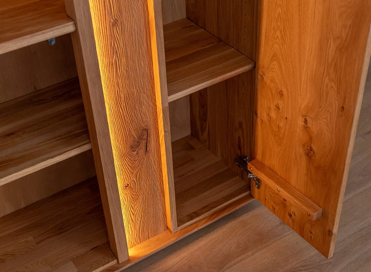 Witryna dębowa COLLODI oświetleniem - dąb olejowany - ZICOL02