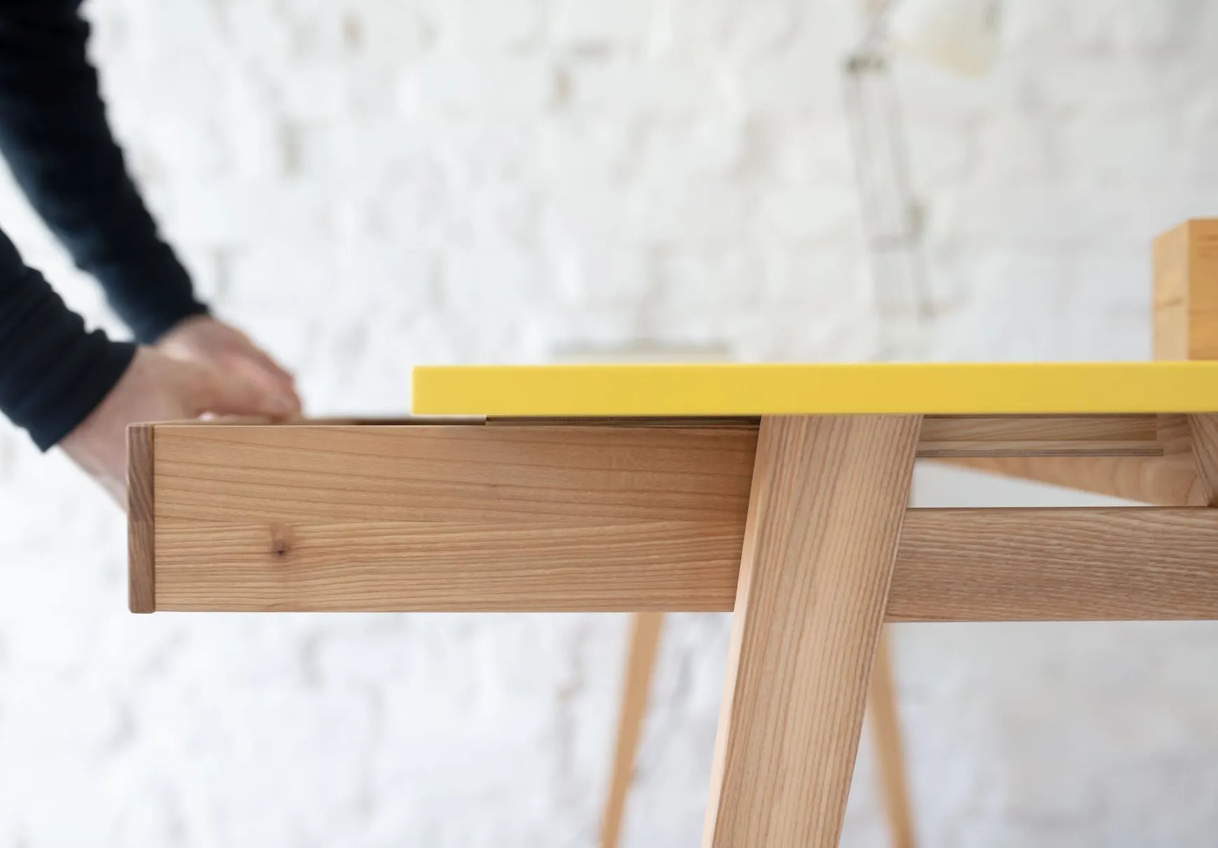 Biurko narożne z szufladą LUKA lewostronne 135x85 granatowy blat/drewniane nogi - RGB_CDLUK215_L