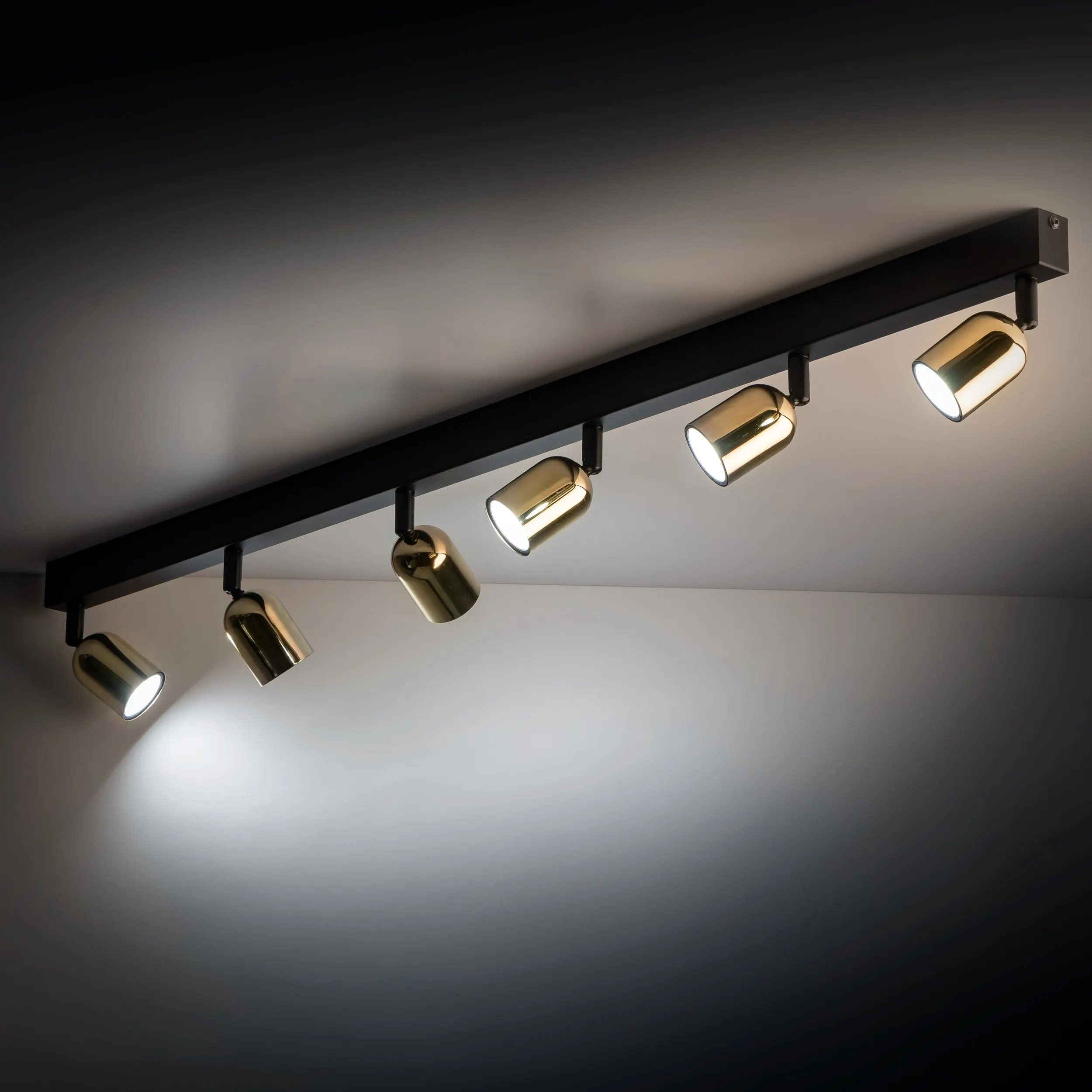 Lampa sufitowa TOP czarna ze złotymi reflektorami regulowanymi na metalowej listwie 127x18x16cm - TK_6034