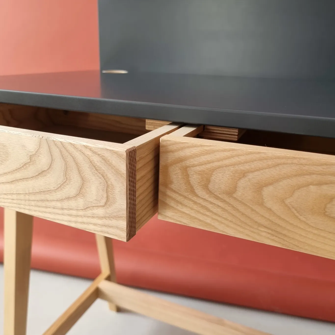 Biurko z szufladami i panelem LUKA 85x50 grafitowe/jesionowe nogi - RGB_WDLUK23_DRAW