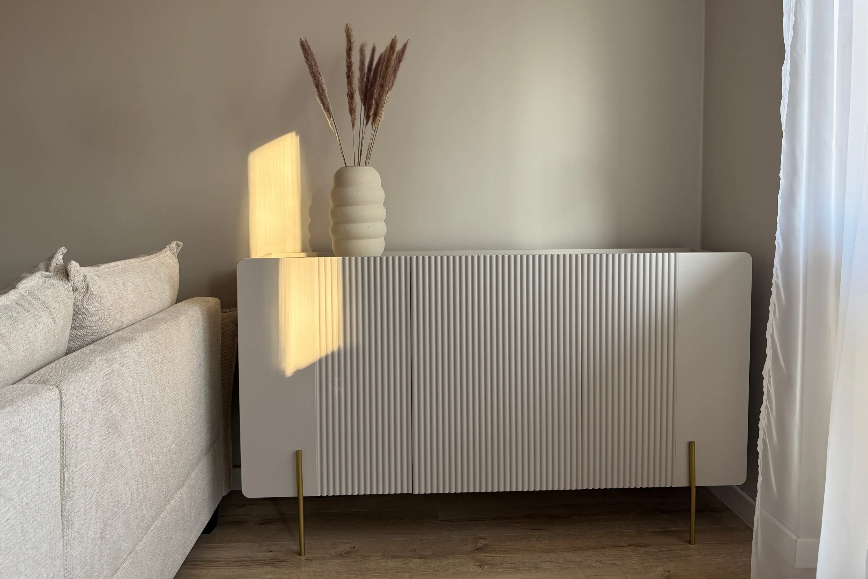 Komoda 3-drzwiowa MALMI 150cm - kaszmirowa złote nogi - B_167024