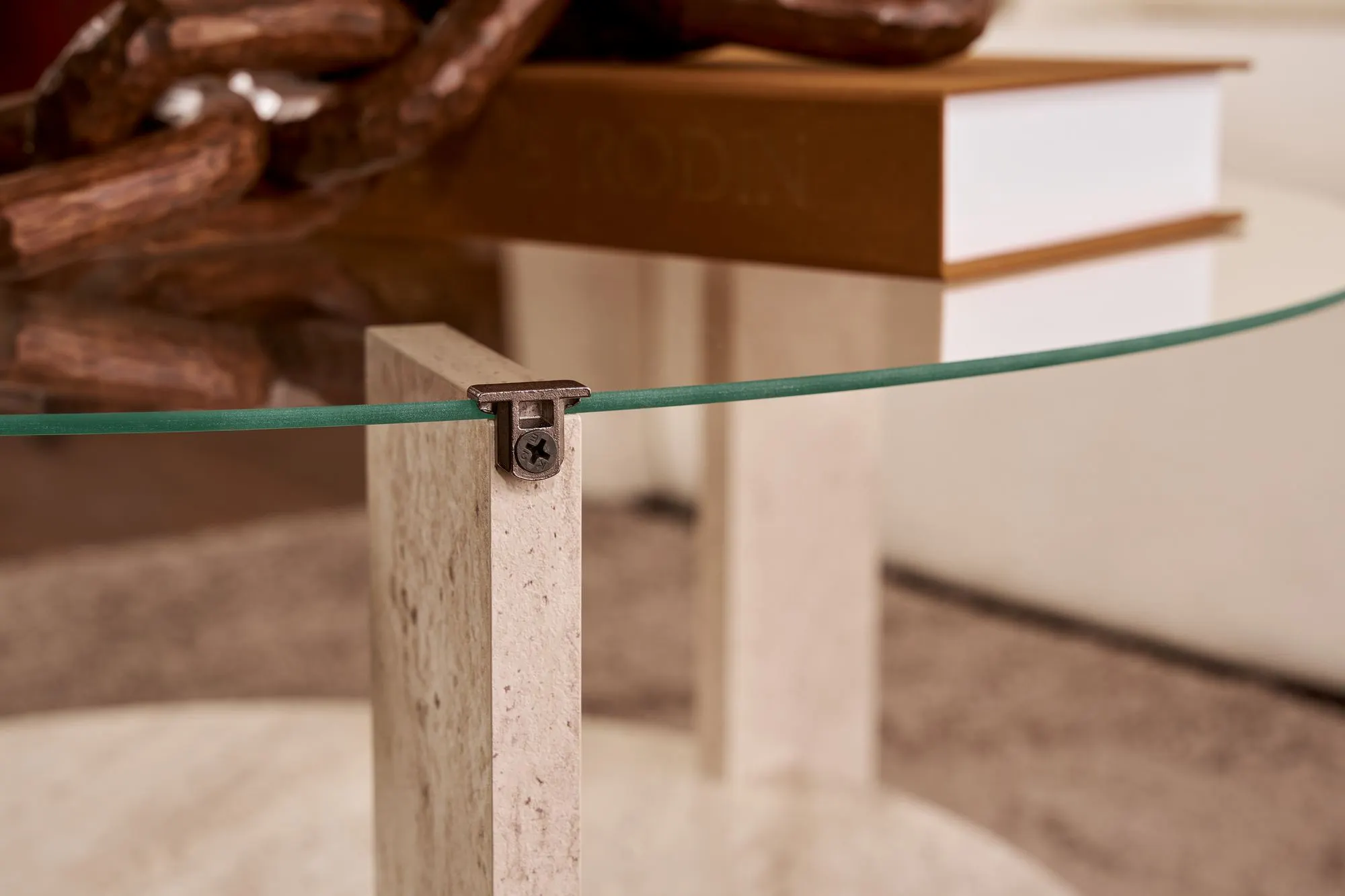 Stolik kawowy okrągły z półką CLARA 75 cm trawertynowy blat transparentny - ASI_668NRD1112