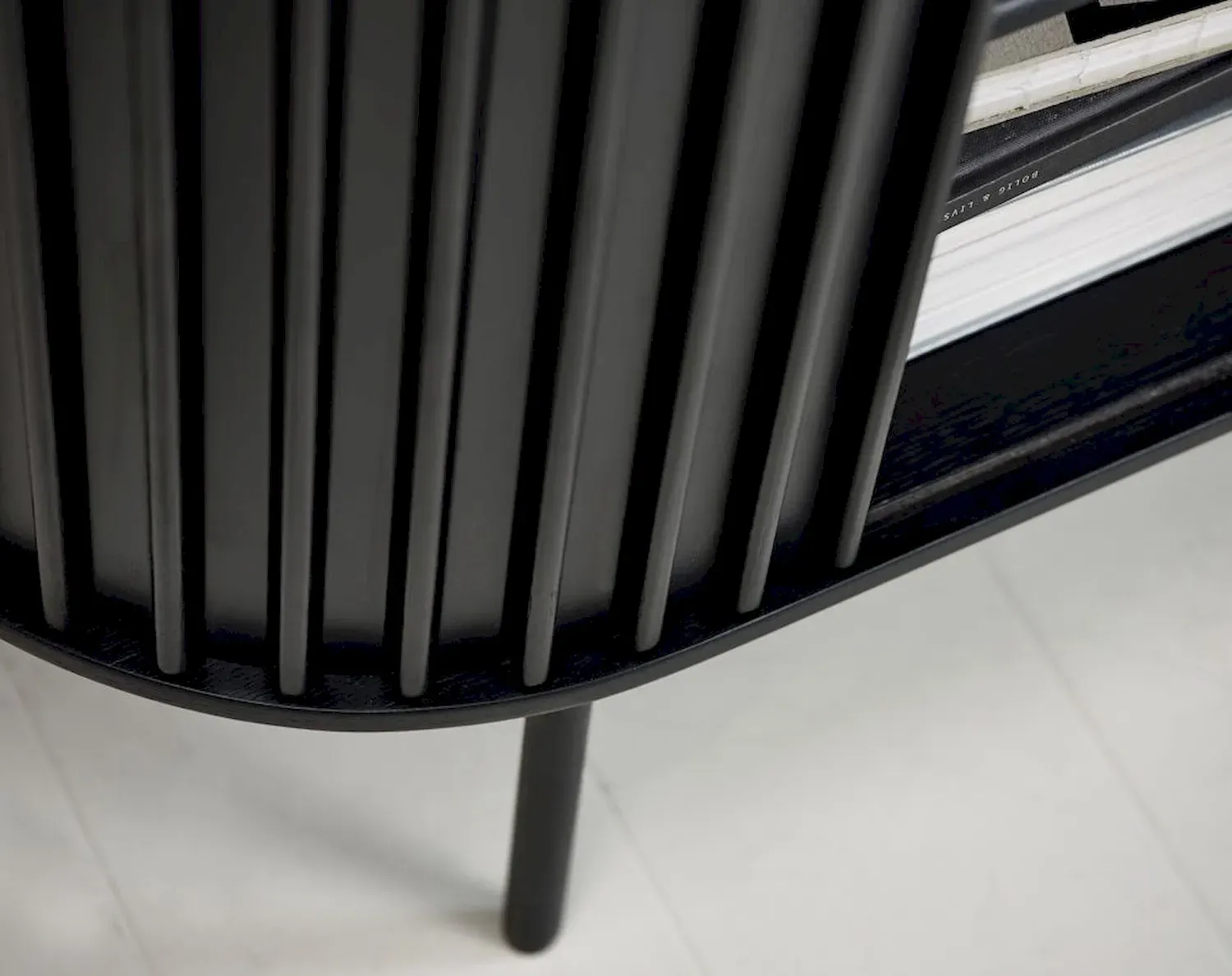 Komoda wysoka 2-drzwiowa SIENA z szufladą ryflowana czarna - UN_46094640