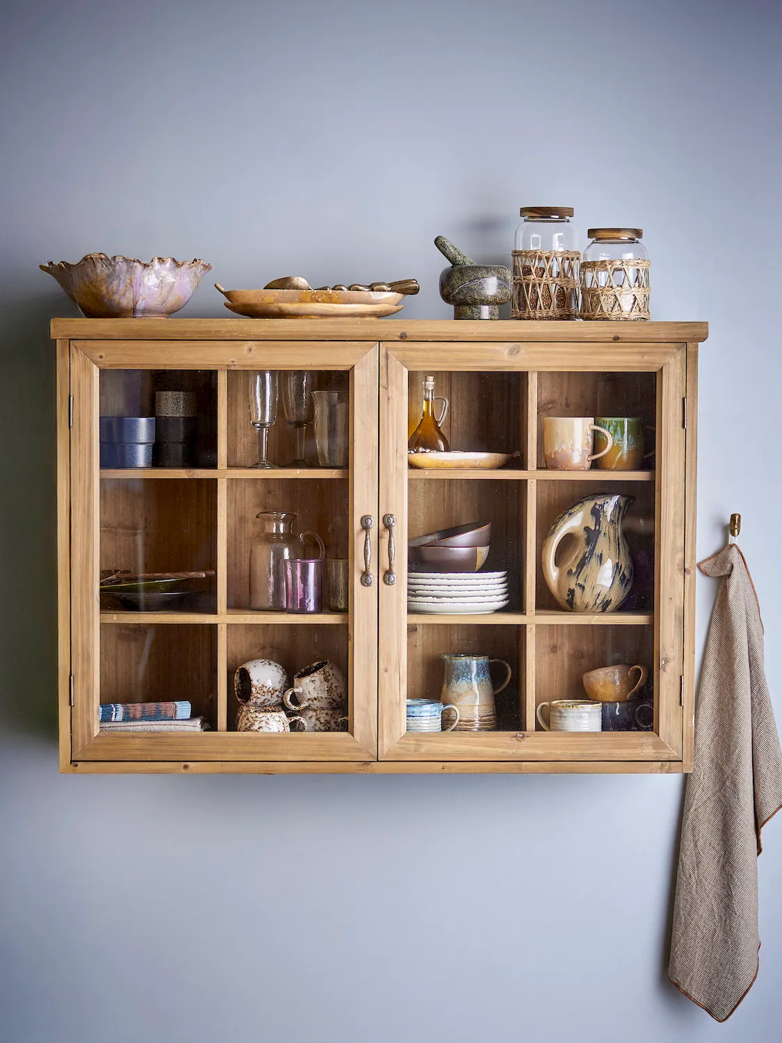 image szafka wisząca, szklane naczynia, ceramika, drewniana komoda, zestaw naczyń ceramicznych