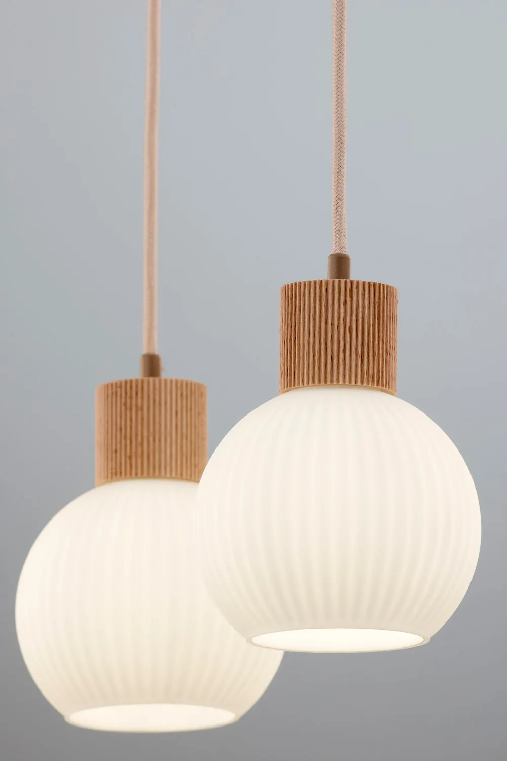 lampy wiszące, kula żarówka, drewniany klosz, drewniana oprawa, biała globowa lampa