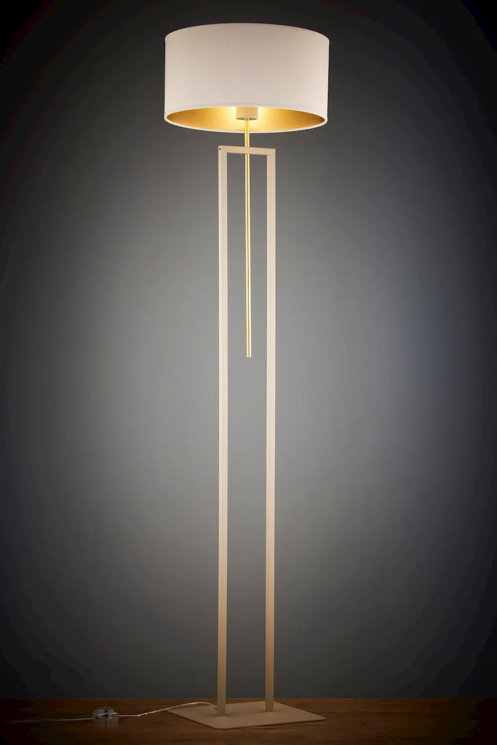 lampa stojąca, podłogowa, kolor biały, tkaninowy abażur, konstrukcja metalowa