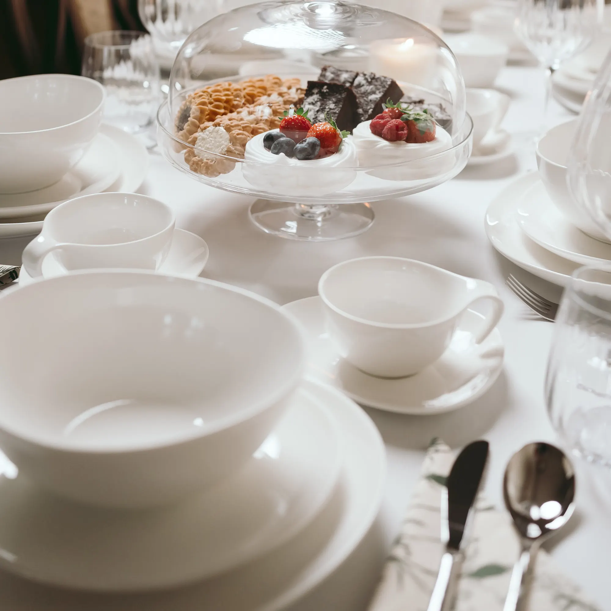 image tortowy deser, kawałek ciasta, nabiałowy deser, serwetki, prezent na stół