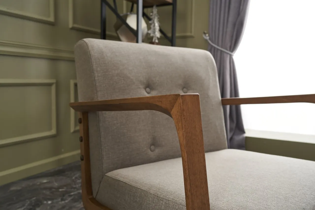 Fotel z drewnianymi podłokietnikami KEMER kremowy - ASI_825BLC2705