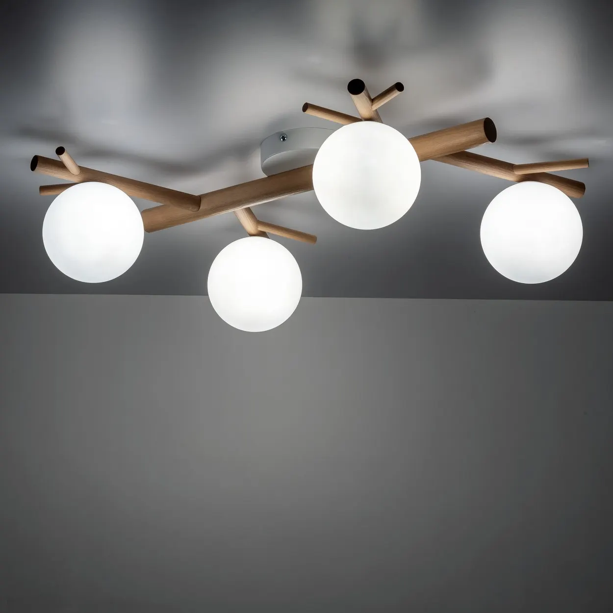 Lampa sufitowa SHERON biała drewniana sosna 4 szklane okrągłe klosze 67x41x17cm - TK_5309