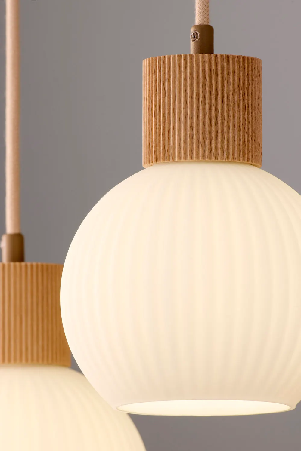 image lampa wisząca, kula, drewniana oprawa, pomalowana szkła, szary tło