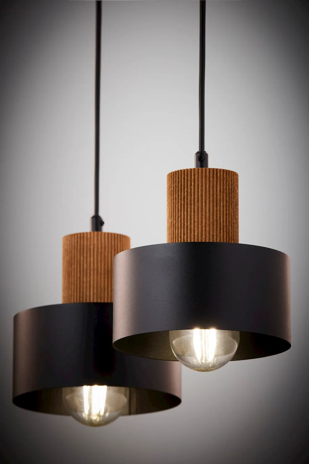 lampa wisząca, czarna lampa, metalowy abażur, korek drewniany, żarówka LED/świetlówka