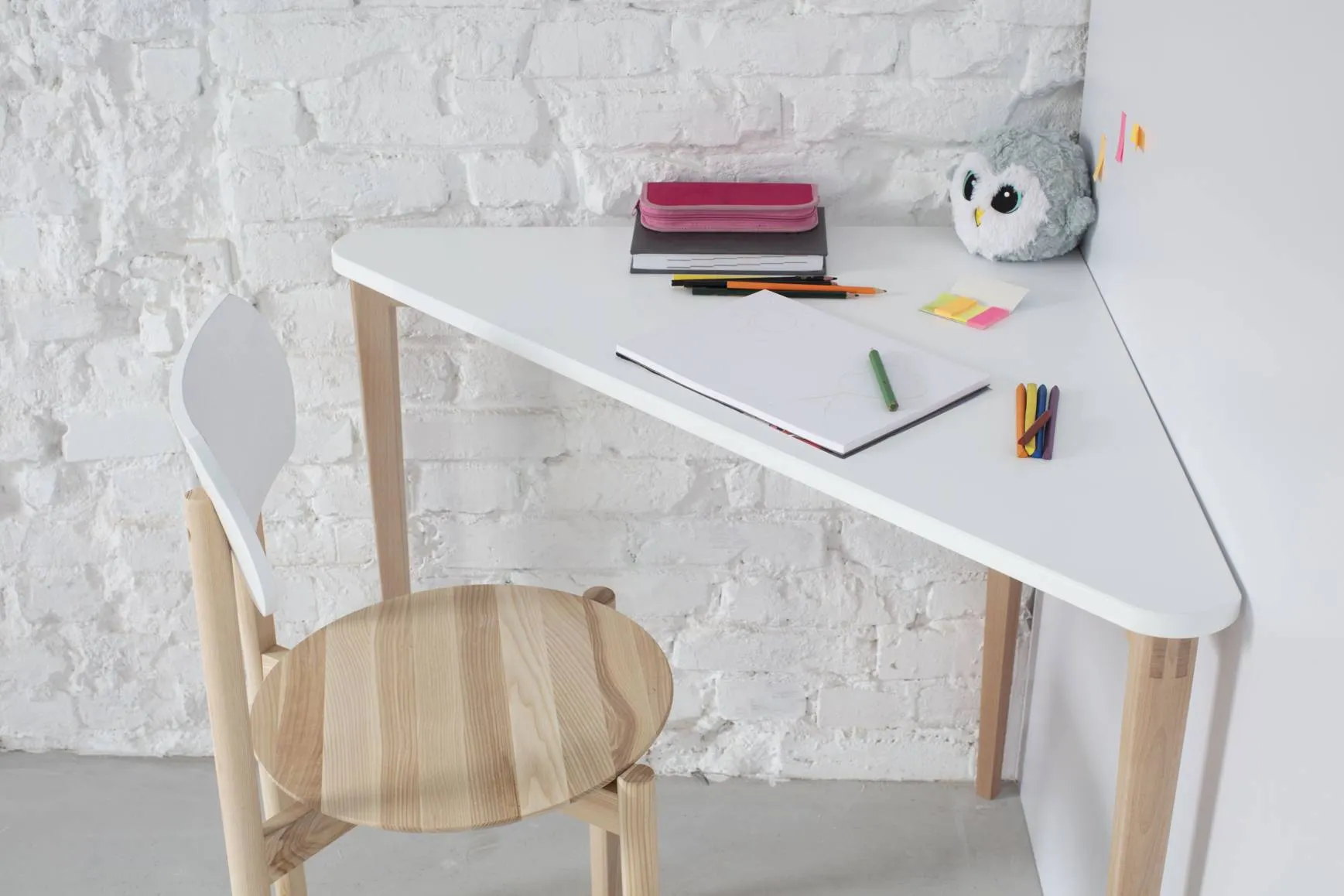 Biurko narożne NAJA 114x85 trójkątne szałwiowy blat/bukowe nogi - NRGB_NCD17