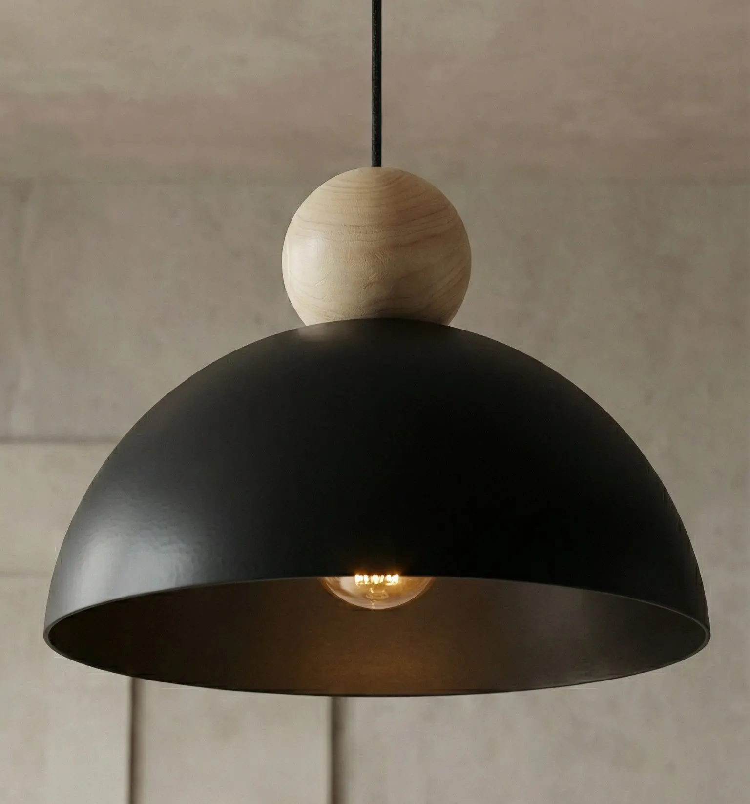 image lampa wisząca, czarna osłona, metalowy dół, drewniana ozdoba, źródło światła E27