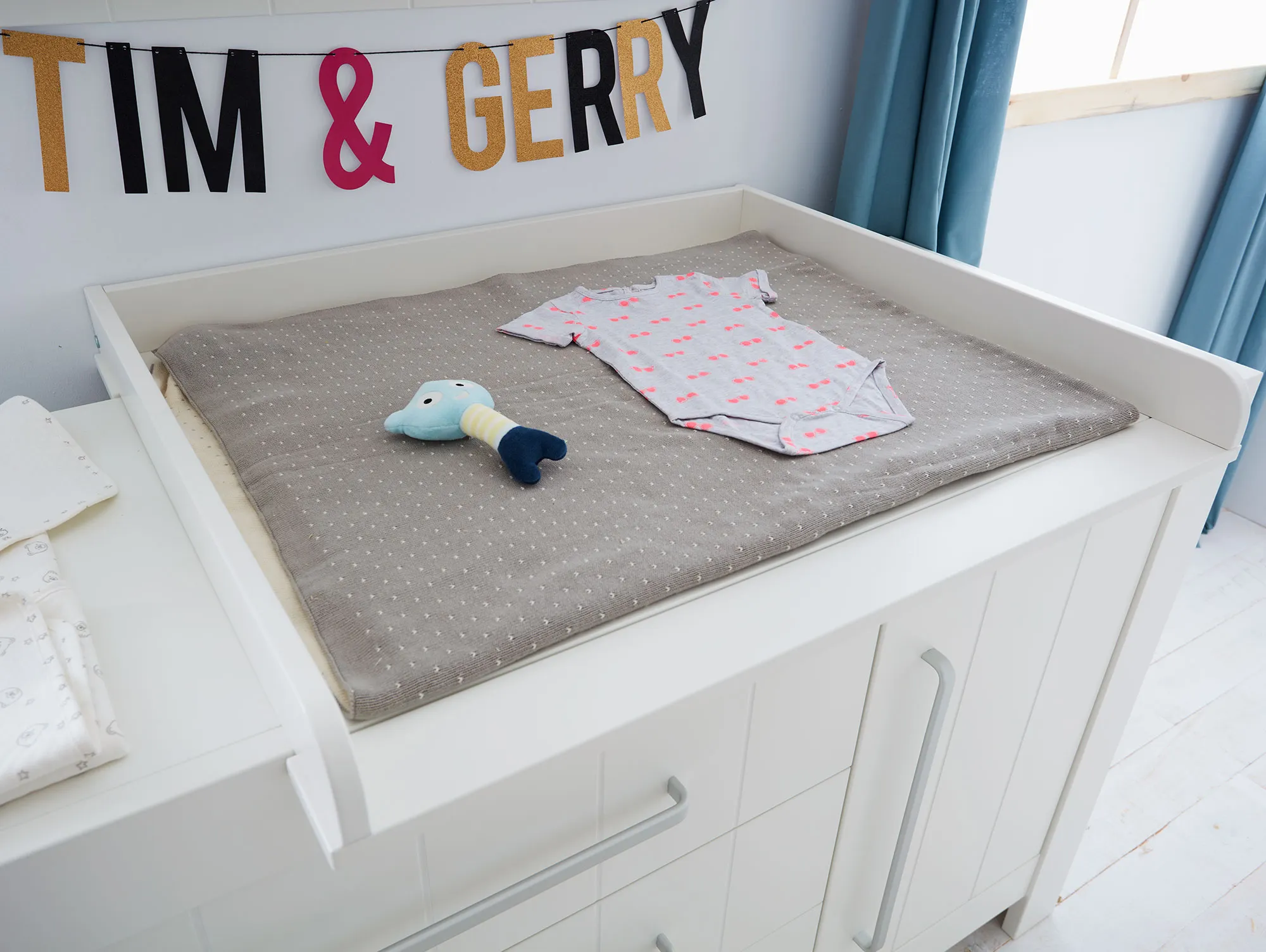 Komoda 1-drzwiowa z szufladami CALMO 156 cm biała - PIN_021-024-110