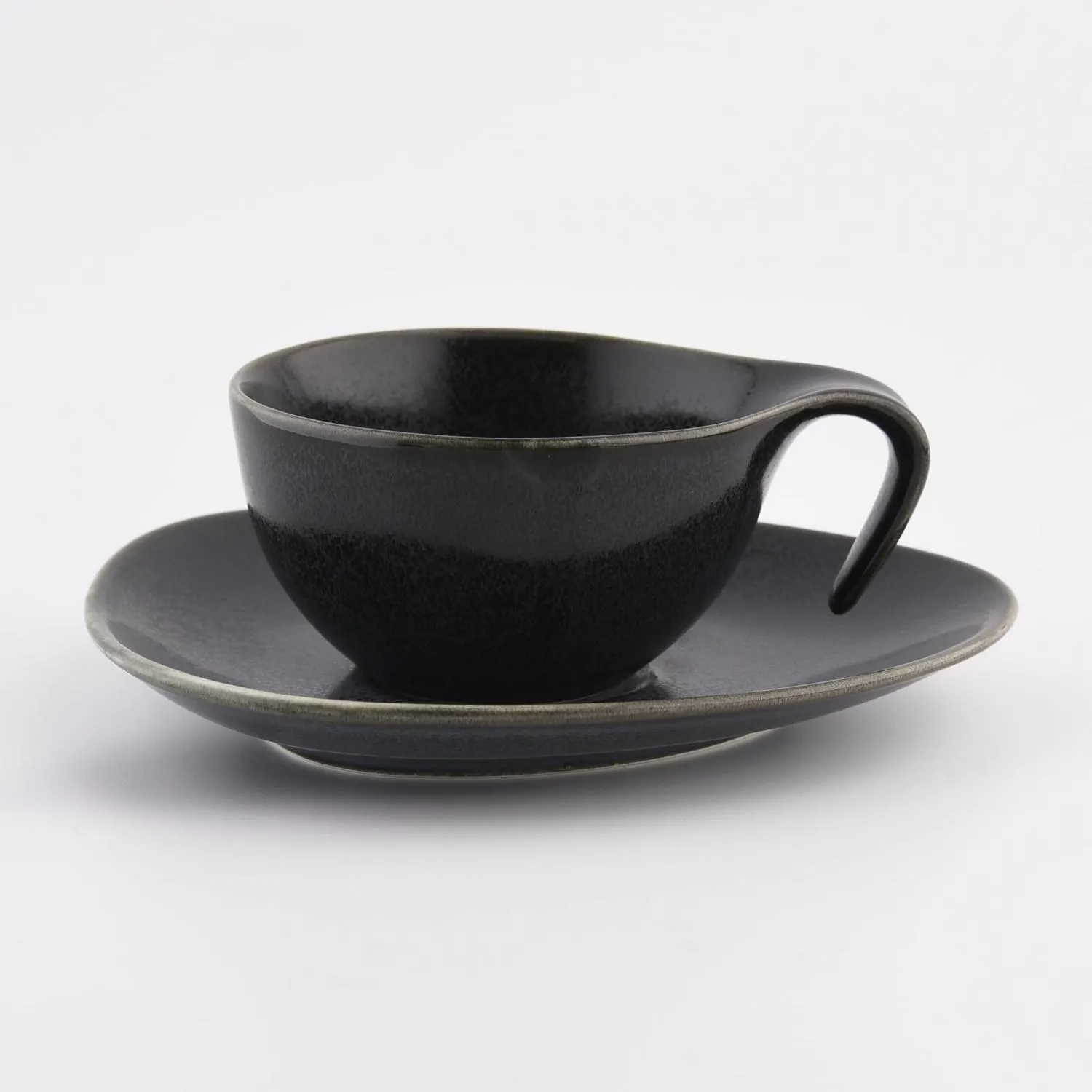 czarna filiżanka, szklanka ceramiczna, porcelanowy kubek, czarna ceramika, talerz dla filiżanki