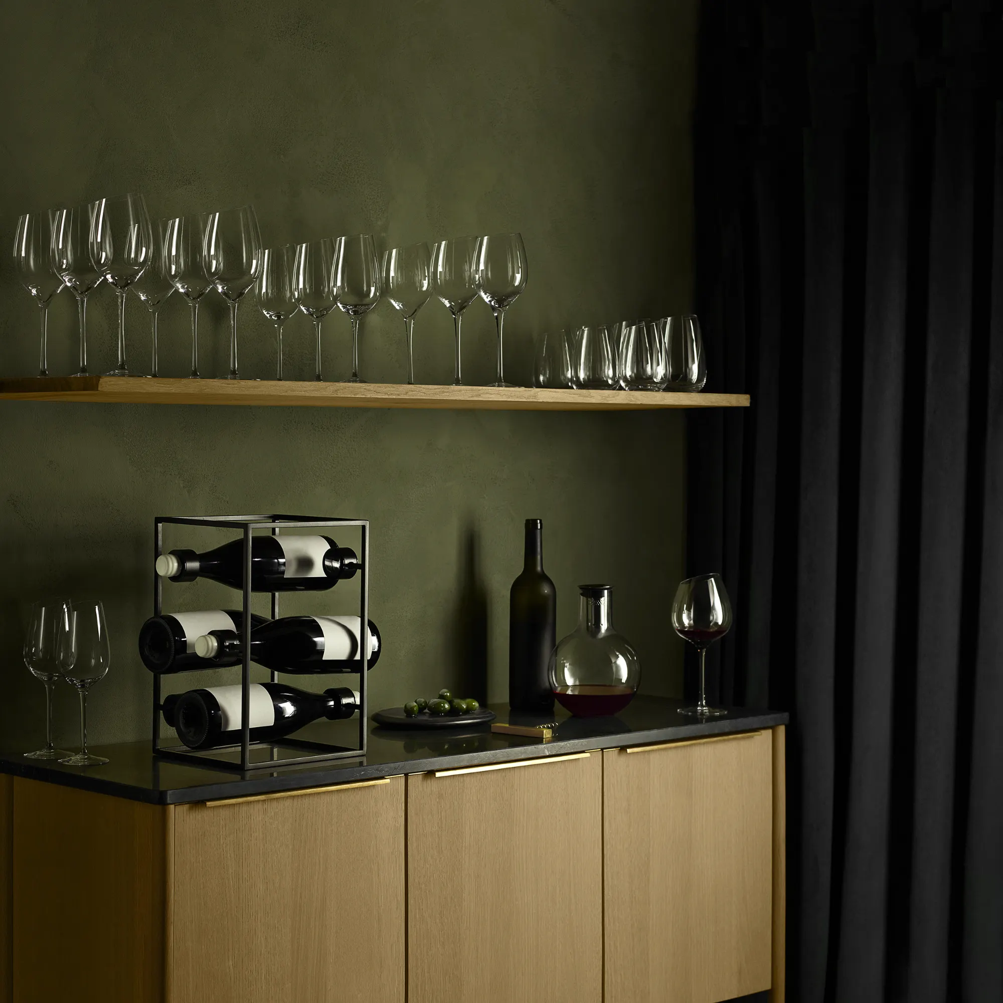 szklanki do wina, stojak na wino, butelka wina, carafka do dekantacji, meble barowe