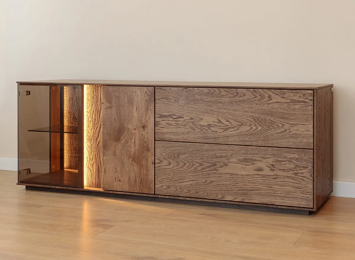 Komoda TV dębowa COLLODI z przeszkleniem i oświetleniem 165 cm - tabacco - ZICOL08T