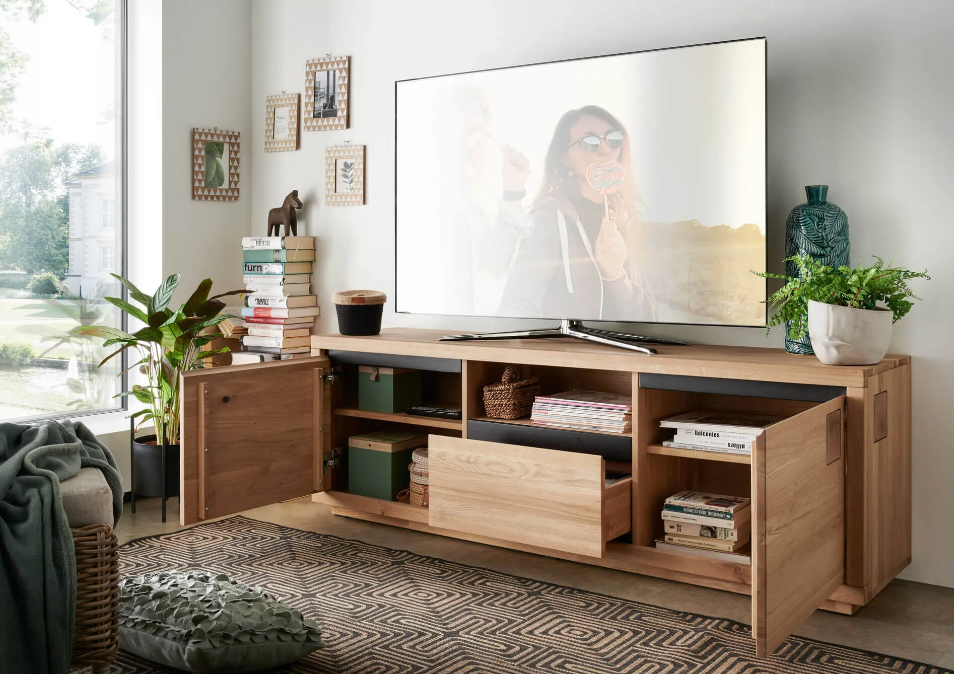 Szafka rtv dębowa HALLOW 170x56 z 2 drzwiami i szufladą - GK_1031596001