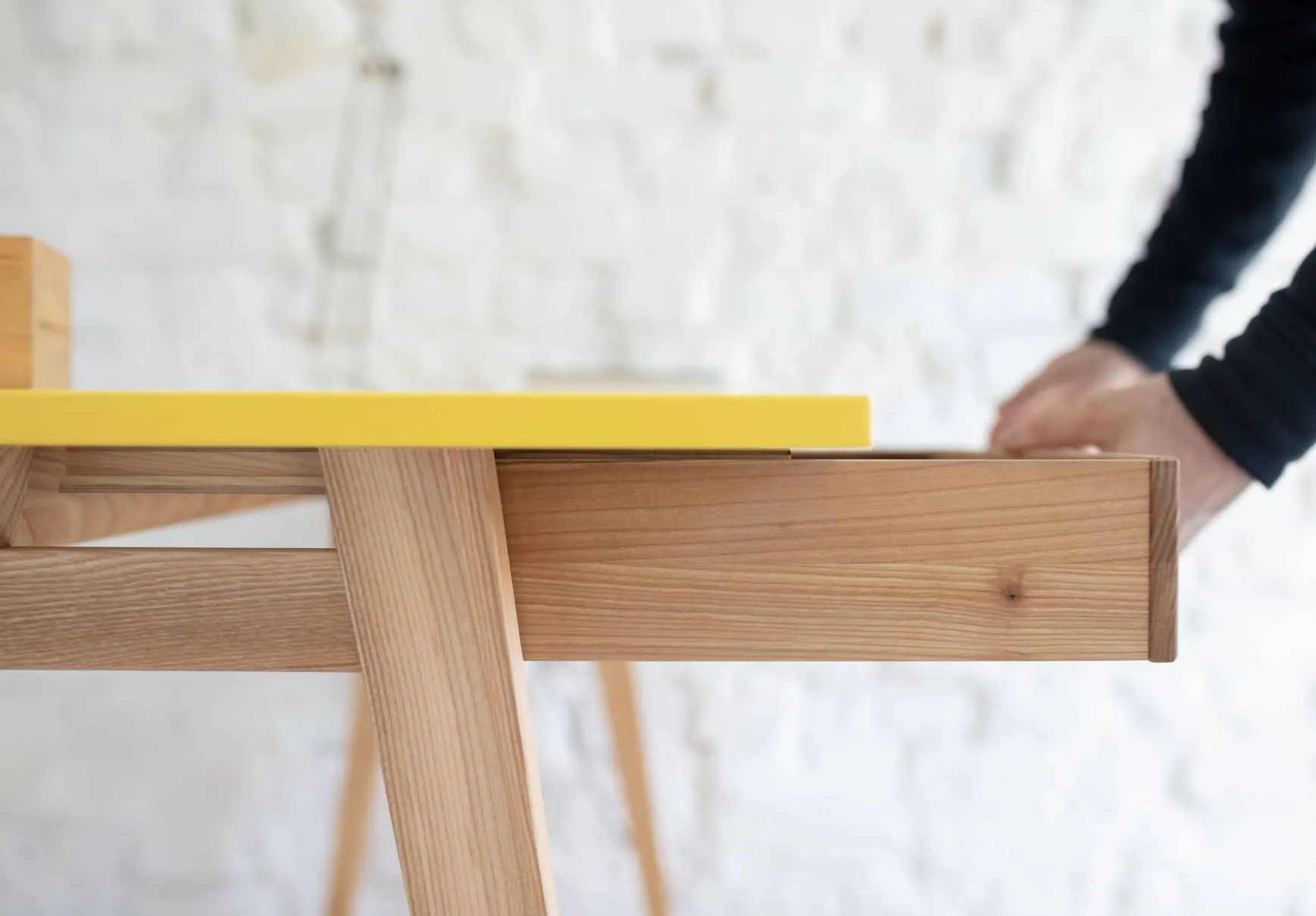 Biurko narożne z szufladą LUKA lewostronne 135x85 czarny blat/drewniane nogi - RGB_CDLUK2_BLACK_L