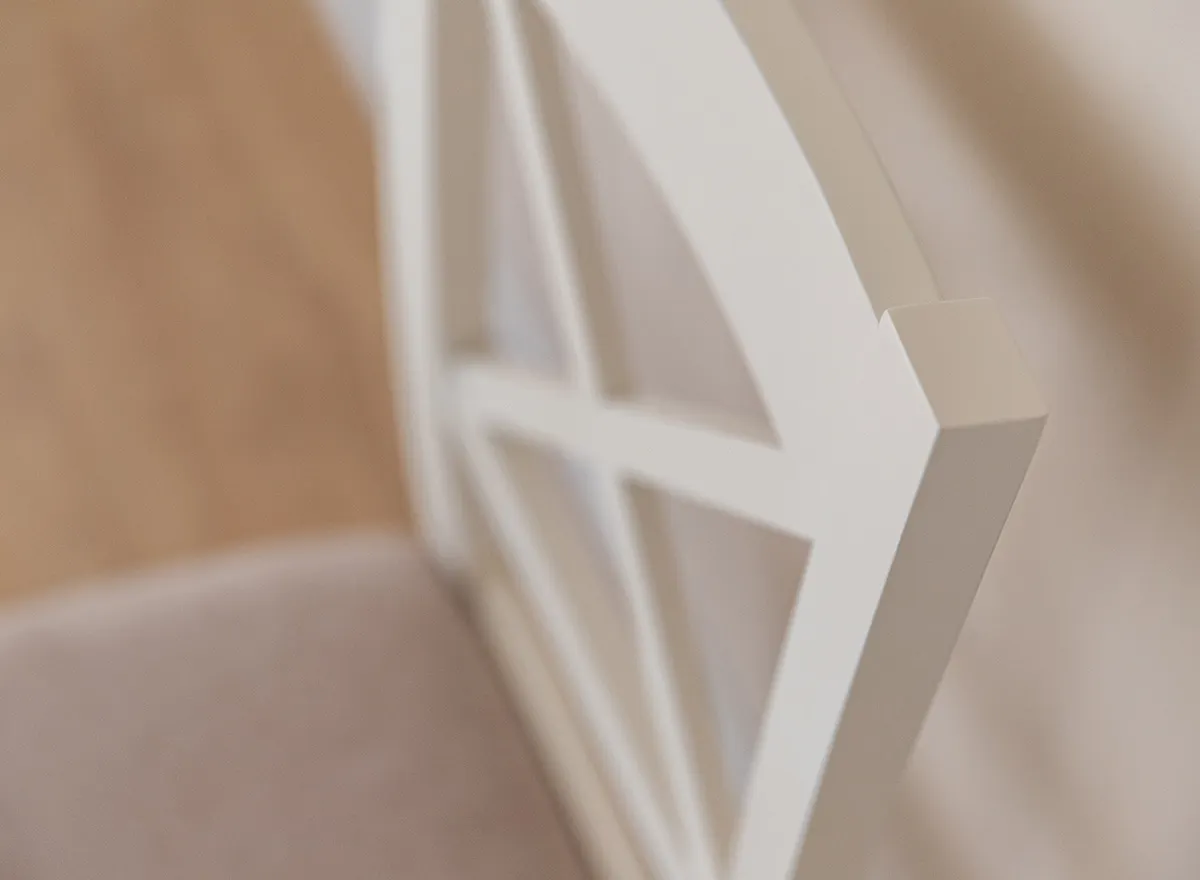 Krzesło BELLUNO ELEGANTE 22 z beżowym siedziskiem materiałowym - białe (STORM 06) - DRMKT22/S06