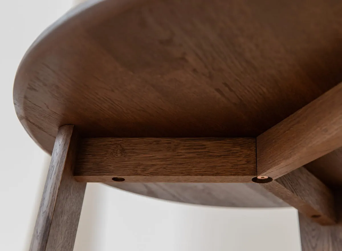 Stolik kawowy okrągły dębowy MONTI 61 cm ciemny dąb - PRHMON61T