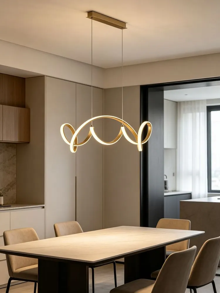 image lampa wisząca, kinkiet, kuchnia, stół drewniany, krzesła tapicerowane