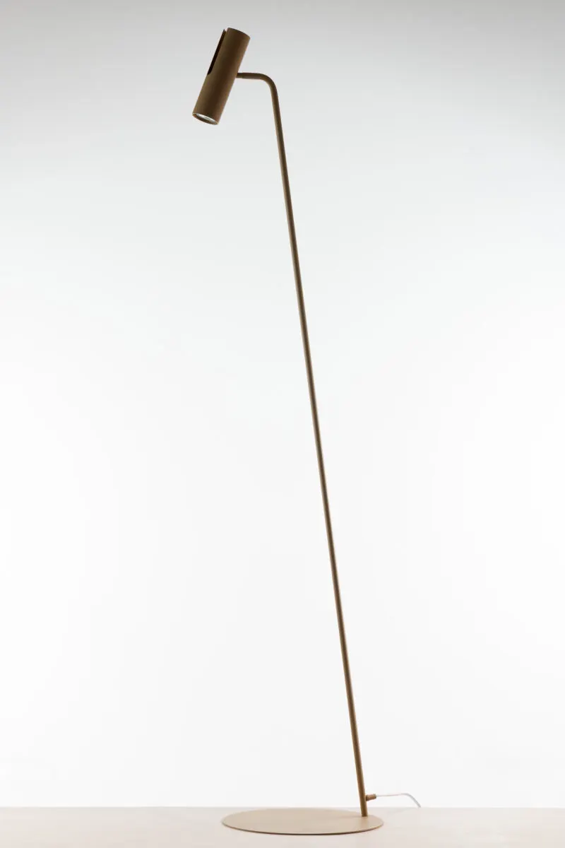image lampa stojąca, lampka podłogowa, metalowa lampa, kolor bronze, minimalistyczny design