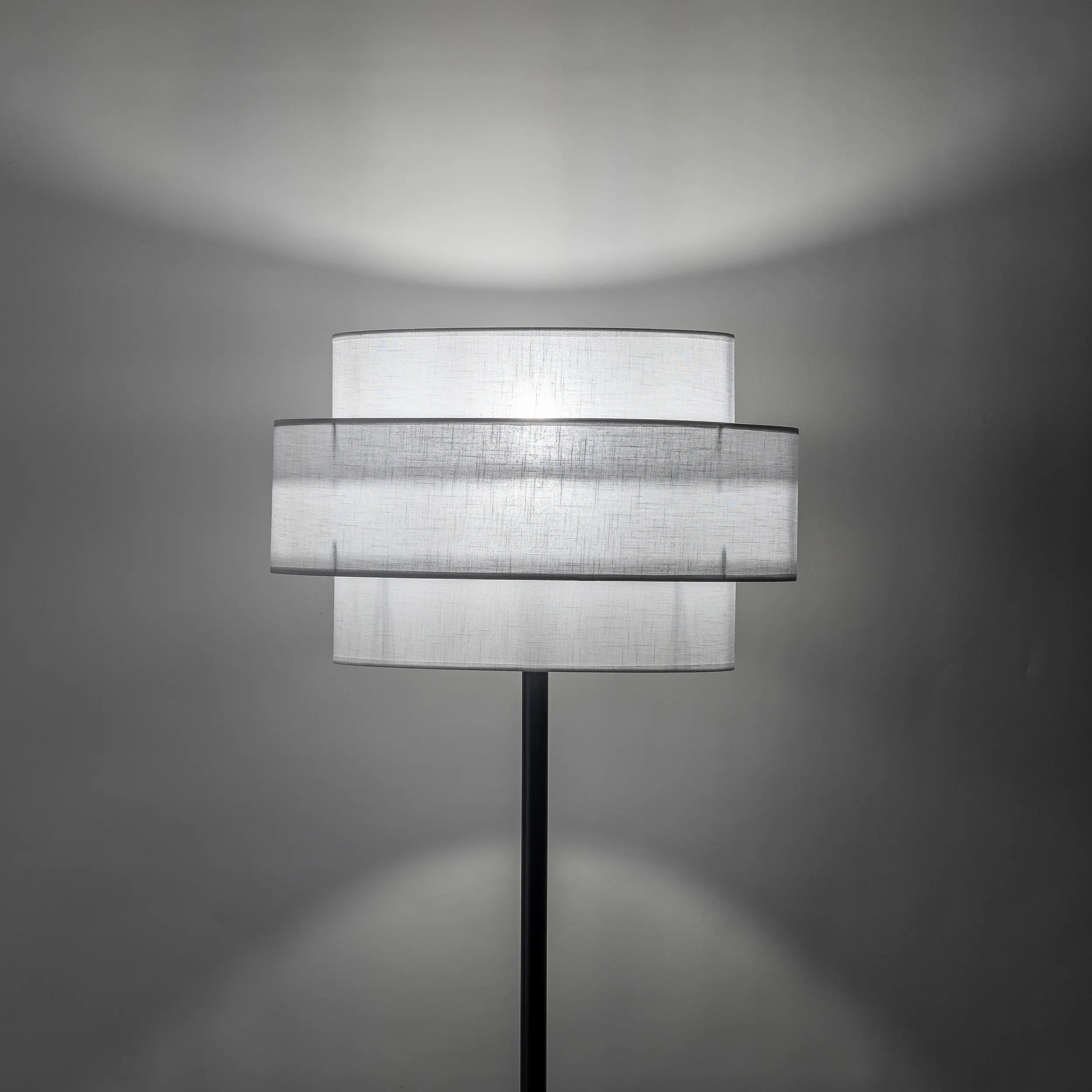 Lampa podłogowa CALISTO czarna z białym kloszem z tkaniny 159x50cm - TK_5894