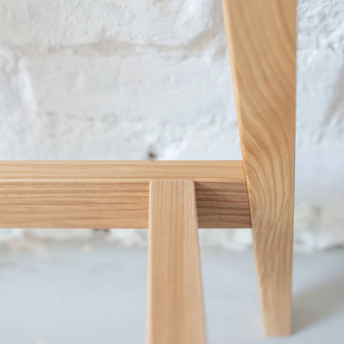 Biurko z otworem na kable LUKA 65x50 czarny blat/jesionowe nogi - RGB_WDLUK1_BLACK