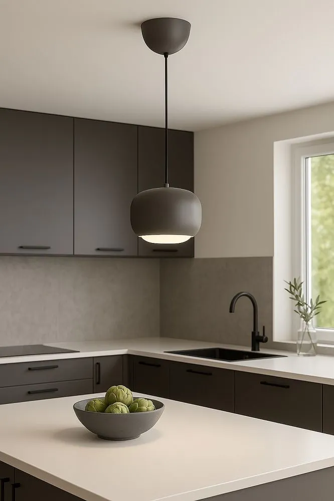 lampa wisząca, kuchnia, blat kuchenny, szary kolor, zlew/kuchenne wyposażenie