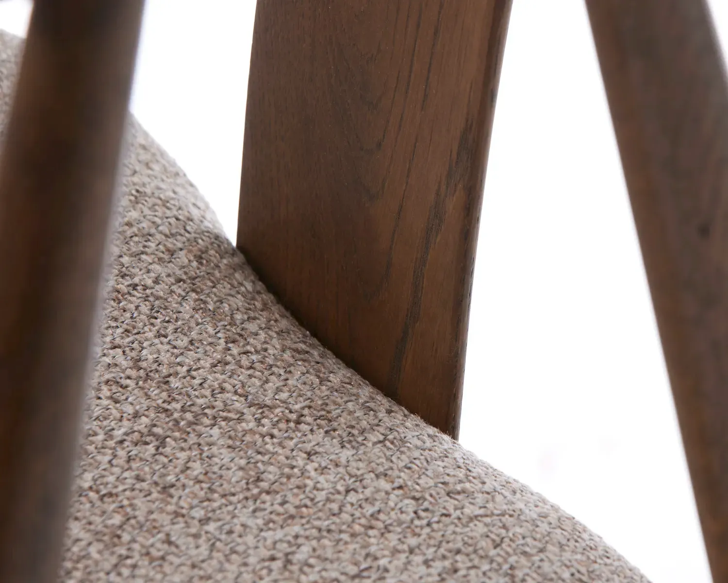 Krzesło drewniane okrągłe RELATE z podłokietnikami dąb wędzony/beżowy - UN_49560082