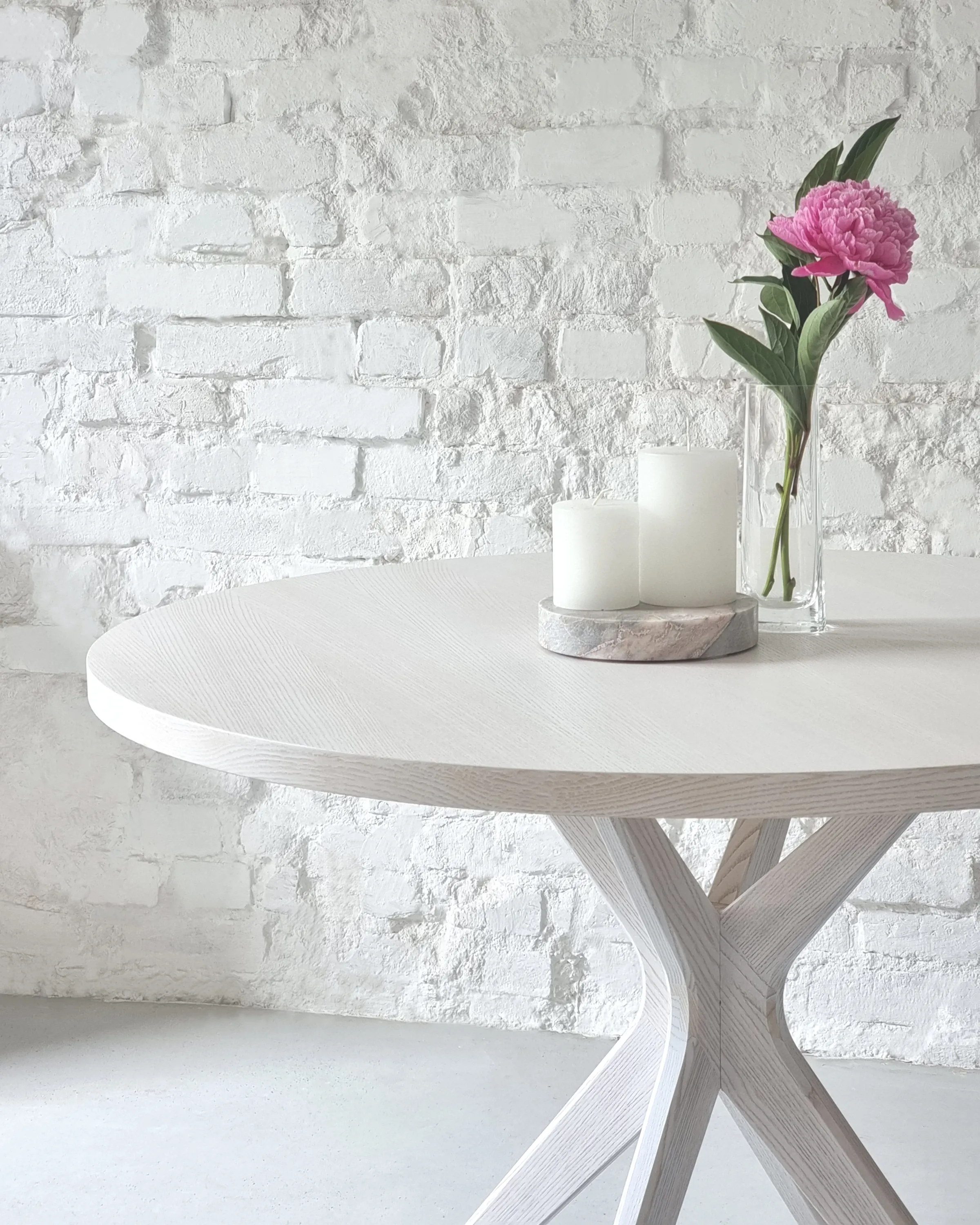 Stół okrągły JUBI BOLD Fi 110 kolor czarny jesion - NRGBTJ110_BLK