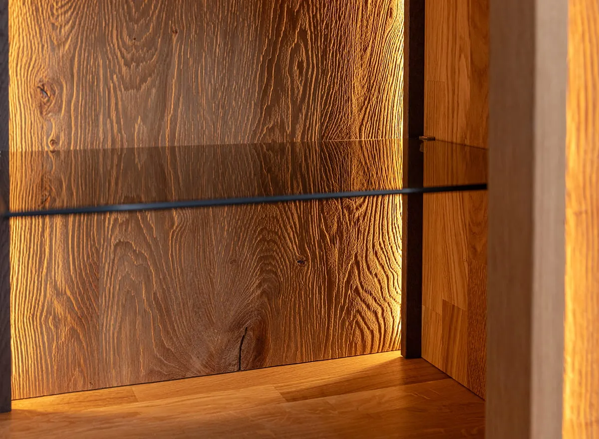 Komoda TV dębowa COLLODI z przeszkleniem i oświetleniem 165 cm - dąb olejowany - ZICOL08