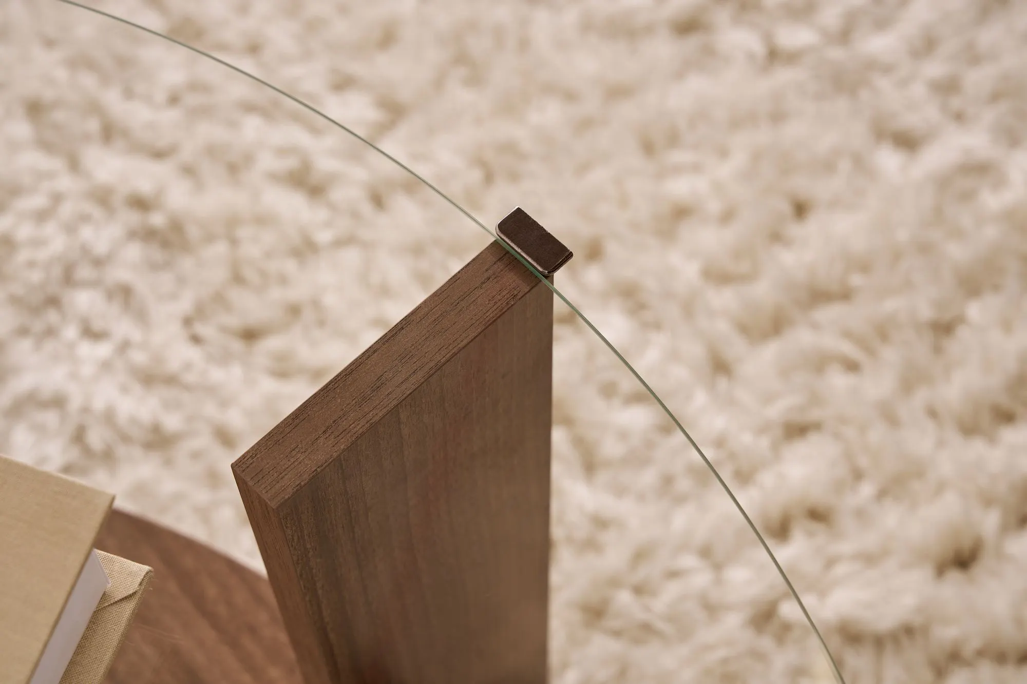 Stolik kawowy okrągły z półką CLARA 75 cm orzechowy blat transparentny - ASI_668NRD1111