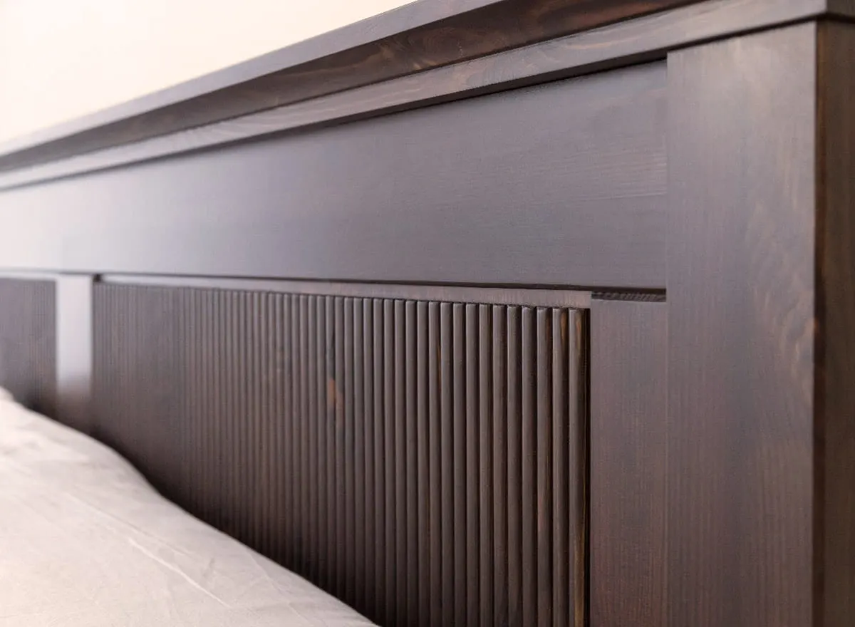 Łóżko z zagłówkiem drewniane ROSELLA 200x200 sosna ciemny brąz - SKROS200X200