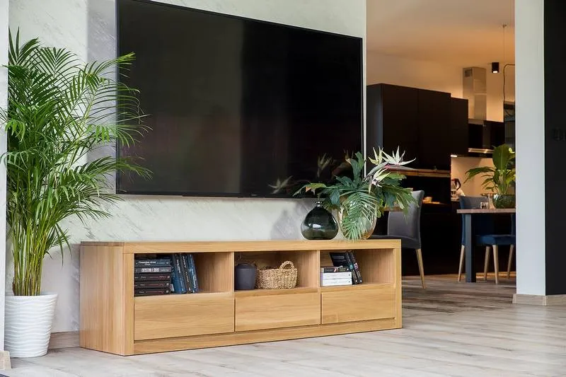 Szafka RTV bukowa RV402 Naturalny DREWMAX — zdjęcie 3