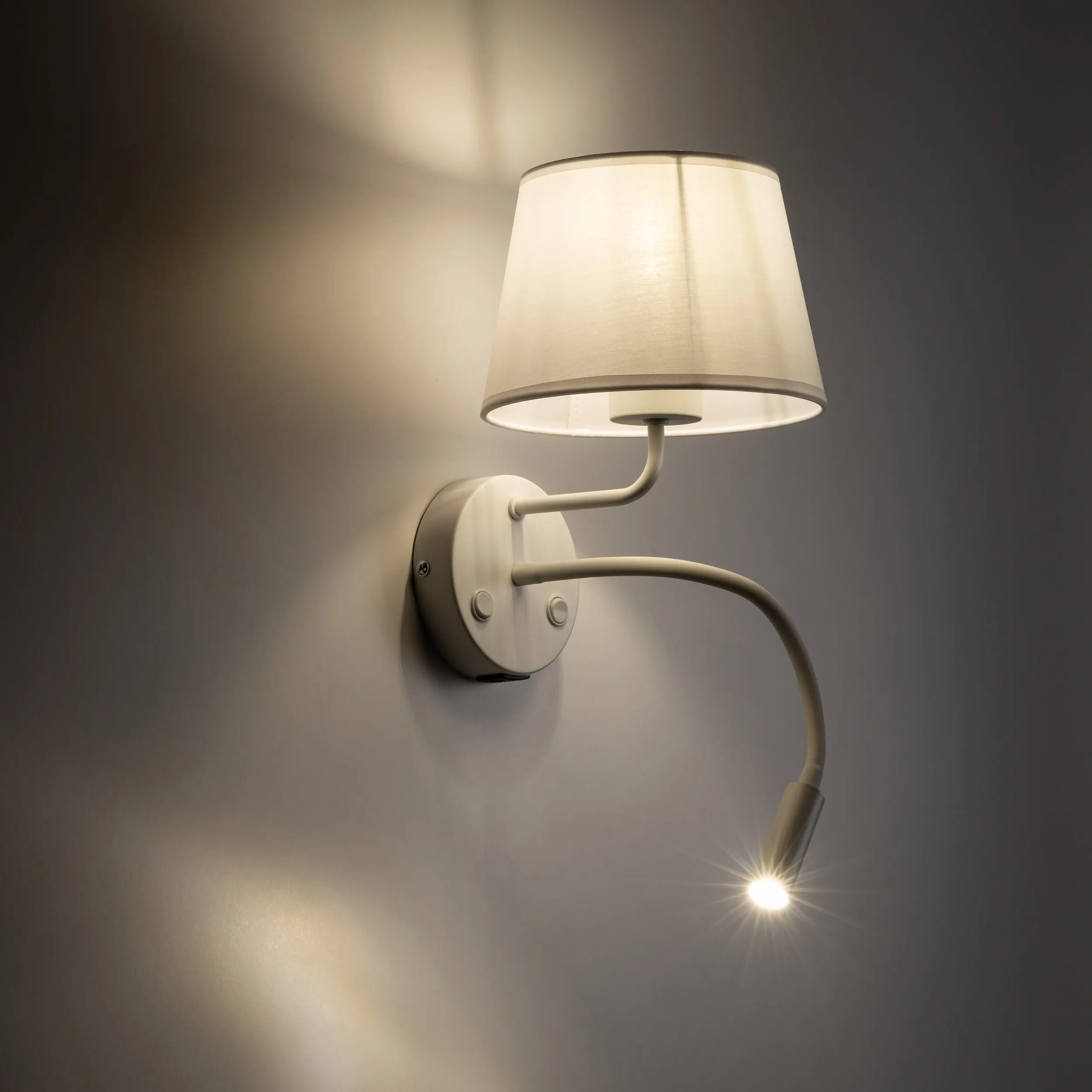 Kinkiet MAJA biały z regulowaną lampką do czytania niezależnymi włącznikami oraz gniazdami USB-A oraz USB-C 50x40x19cm - TK_10204