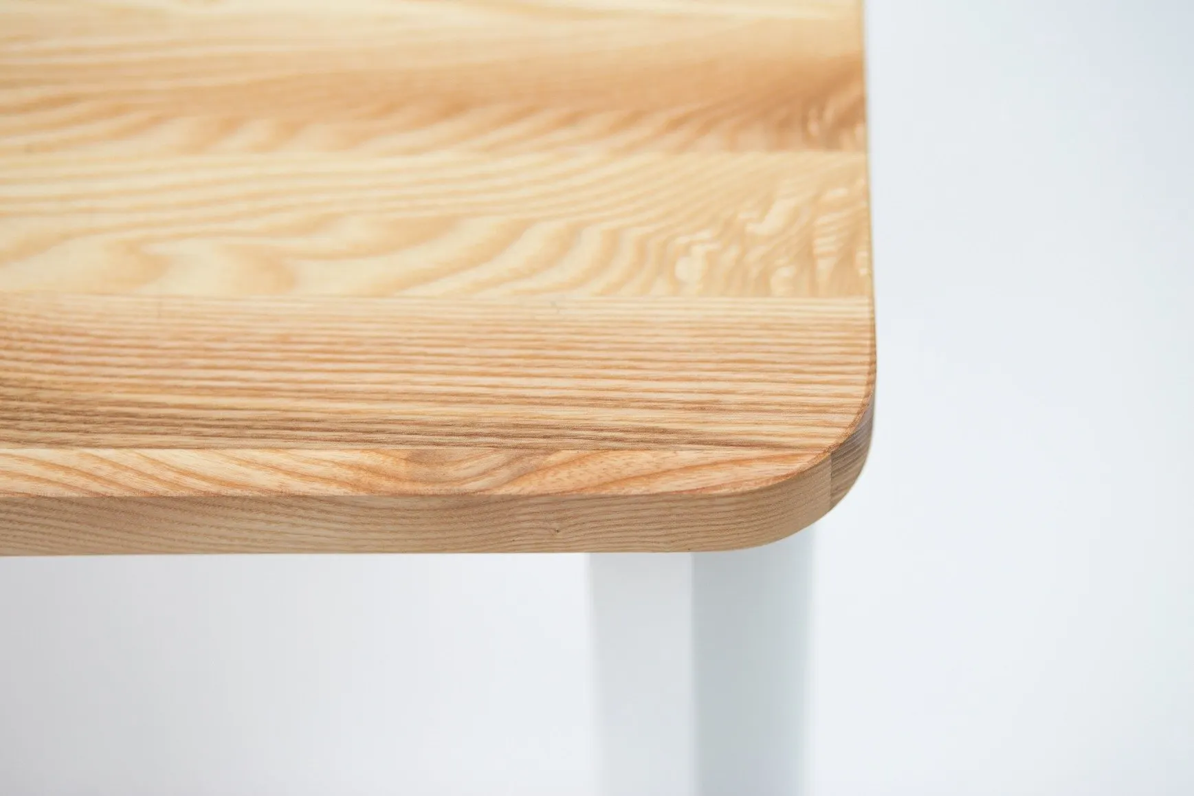 Stół jesionowy kwadratowy TRIVENTI 80x80 naturalny białe zaokrąglone nogi — zdjęcie 2