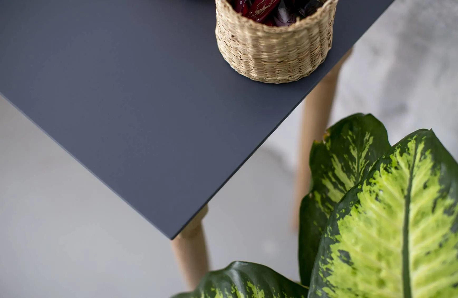 Biurko z szufladą MAMO 65x40 czarny blat/drewniane nogi - RAGABAWDMA1_BLACK