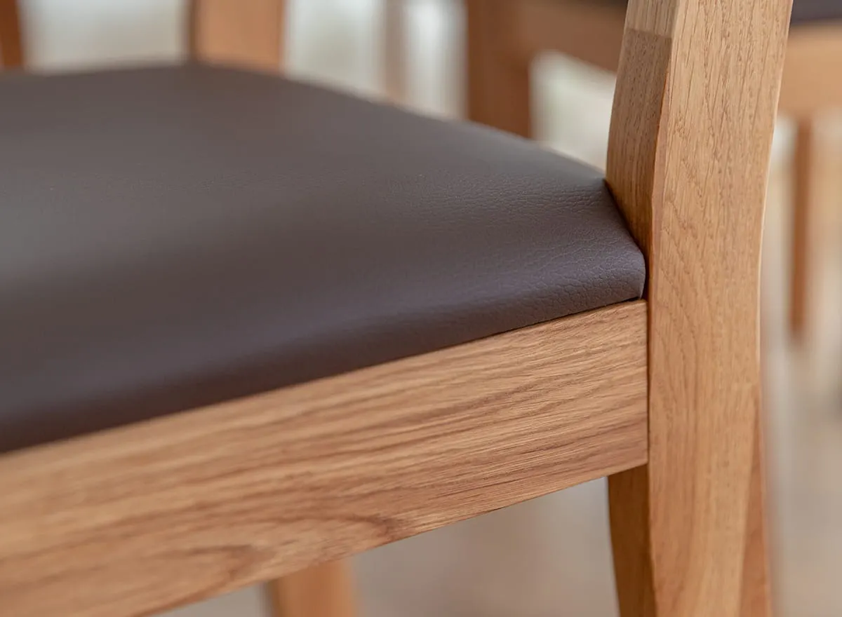 Krzesło dębowe PRATO z brązowym siedziskiem - dąb olejowany - KDBBR