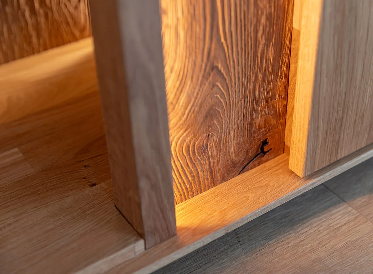 Witryna niska COLLODI dębowa 3-drzwiowa z oświetleniem - dąb olejowany - ZICOL11