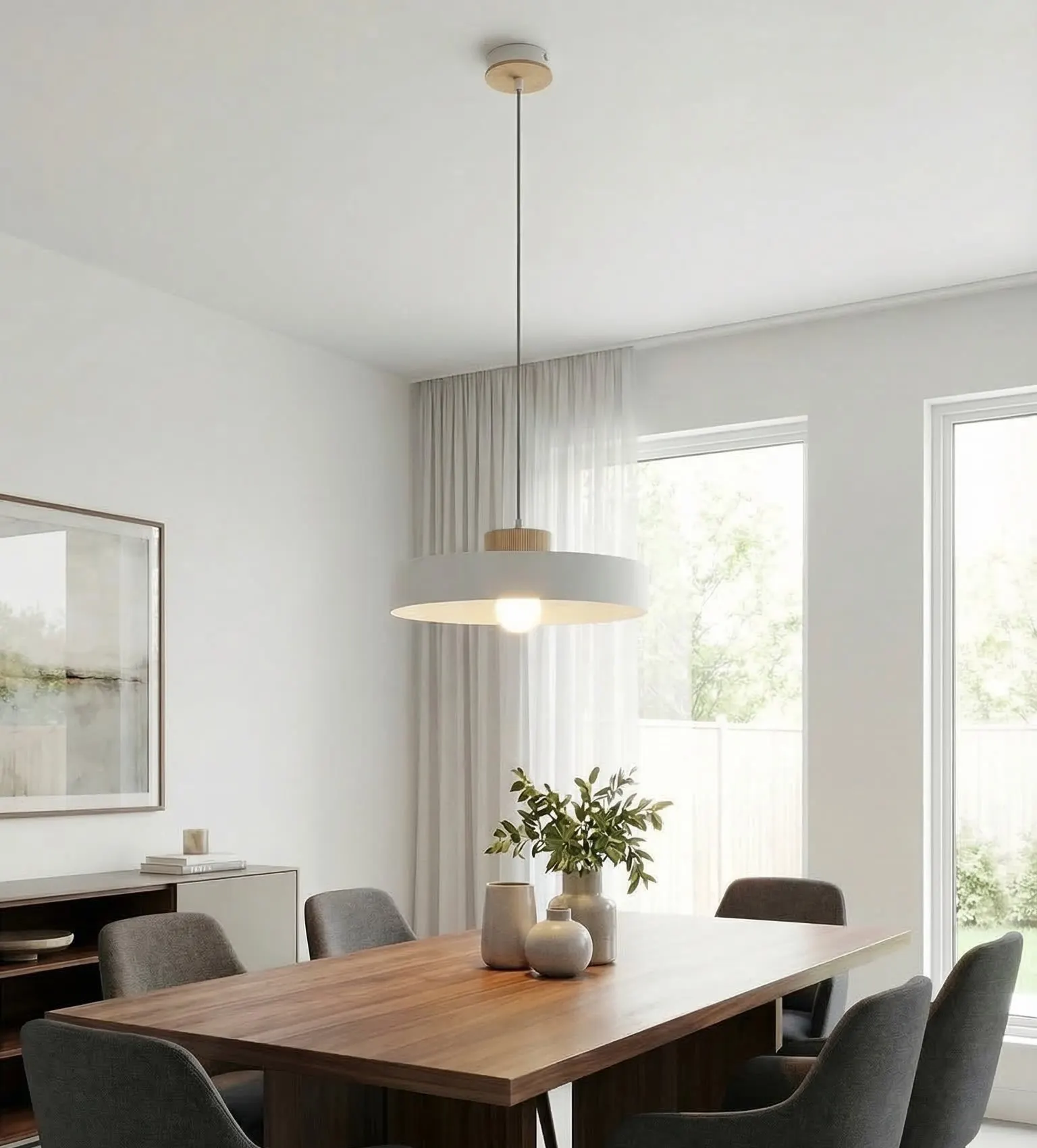 lampa wisząca, stół drewniany, krzesła tapicerowane, sofa?, dekor ceramiczny