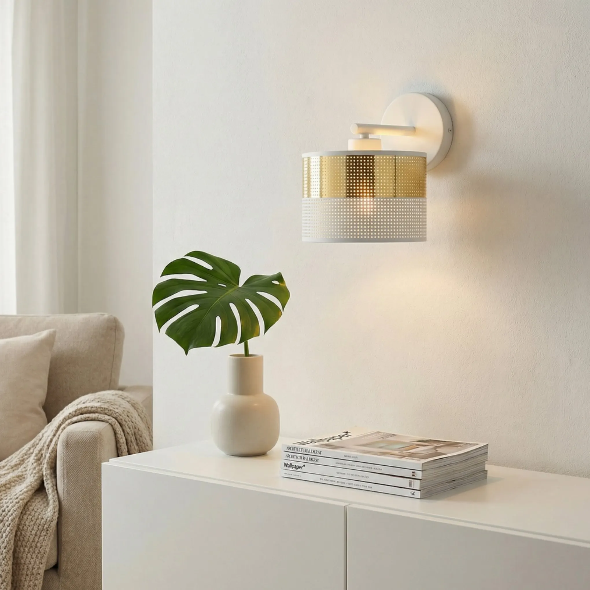 lampa ścienna, metalowa lampa, kolor złoty, błyszcząca powierzchnia, nierdzewna dekoracja