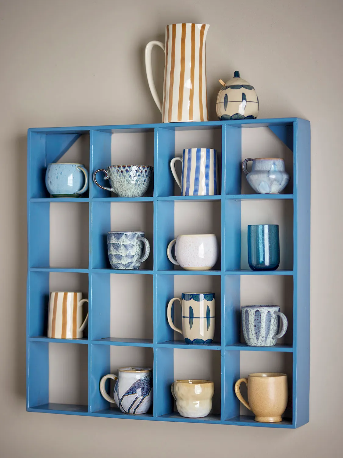 image ceramiczny kubek, kubki, niebieska półka, półka ścienna, udrębowany kubek